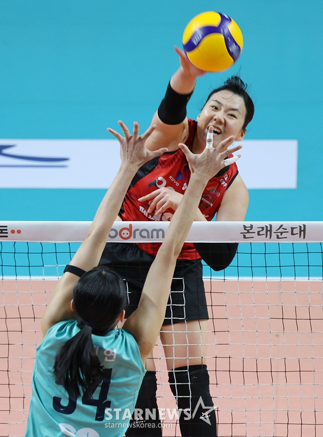 도드람 2024-2025 V리그 여자부 GS칼텍스-페퍼저축은행 경기가 5일 서울 장충체육관에서 열렸다. 페퍼저축은행 이한비가 GS칼텍스 오세연의 블로킹 위로 강스파이크를 날리고 있다. /사진=김진경 대기자