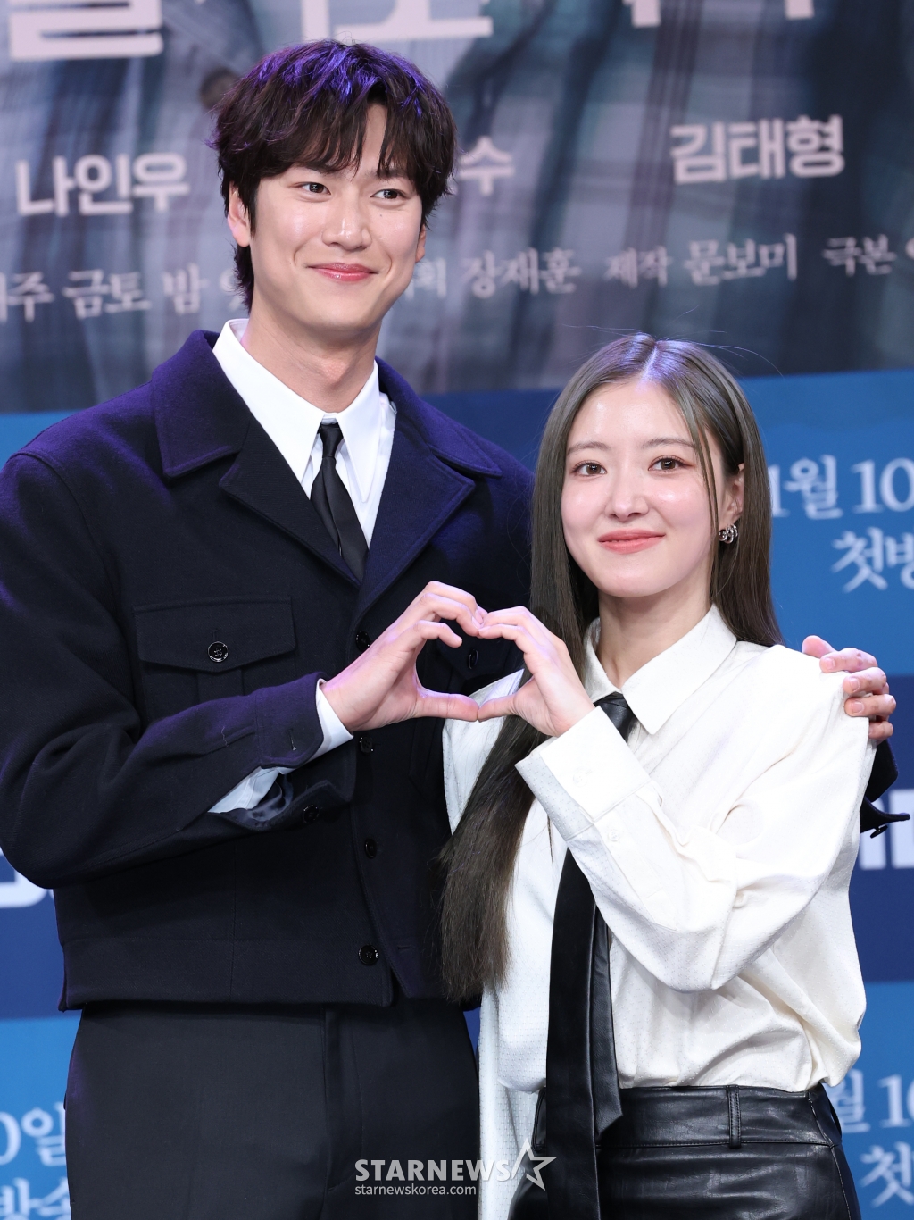 (서울=뉴스1) 권현진 기자 = 배우 나인우와 이세영(오른쪽)이 9일 오후 서울 마포구 상암동 MBC 골든마우스홀에서 열린 MBC 금토드라마 '모텔 캘리포니아' 제작발표회에 참석해 포즈를 취하고 있다. '모텔 캘리포니아'(극본 이서윤/연출 김형민, 이재진/이하 '모텔캘리')는 시골의 모텔에서 태어나 모텔에서 자란 여자 주인공이 12년 전 도망친 고향에서 첫사랑과 재회하며 겪는 우여곡절 첫사랑 리모델링 로맨스다. 2025.1.9/뉴스1 Copyright (C) 뉴스1. All rights reserved. 무단 전재 및 재배포, AI학습 이용 금지. /사진=(서울=뉴스1) 권현진 기자
