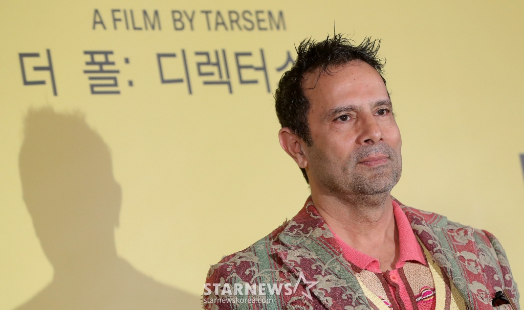 영화 '더 폴: 디렉터스 컷' 타셈 싱 감독이 6일 오전 서울 용산구 아이파트몰 CGV에서 진행된 내한 기자간담회에 참석해 포즈를 취하고 있다. '더 폴: 디렉터스 컷'은 스턴트맨 로이가 호기심 많은 어린 소녀 알렉산드리아에게 전 세계 24개국의 비경에서 펼쳐지는 다섯 무법자의 환상적인 모험을 이야기해 주는 영화다. 2025.02.06 /사진=김창현 chmt@
