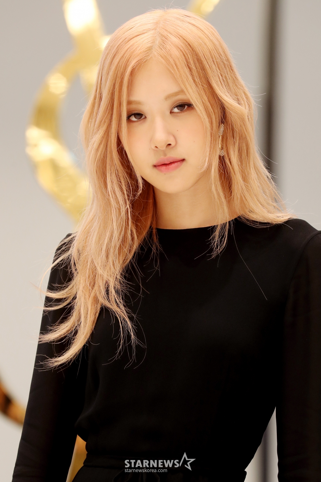 그룹 블랙핑크 로제가 22일 저녁 서울 여의도 더 현대 서울에서 열린 생 로랑(Saint Laurent) '2023 여름 컬렉션 팝업 오프닝 이벤트'에 참석해 포즈를 취하고 있다. 2023.05.22