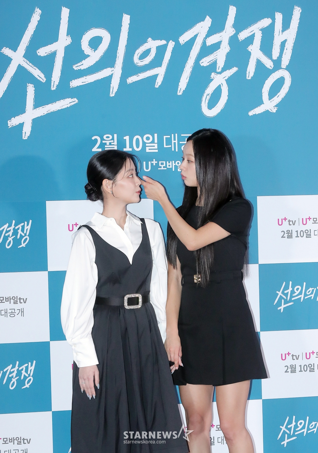 배우 정수빈, 이혜리가 6일 오후 서울 용산구 아이파크몰 CGV에서 진행된 STUDIO X+U 드라마 '선의의 경쟁' 언론시사회 및 기자간담회에 참석해 포즈를 취하고 있다. '선의의 경쟁' 살벌한 입시 경쟁이 벌어지는 대한민국 상위 1% 채화여고에 전학 온 '슬기'에게 각자의 욕망을 드러내는 친구들, 그리고 수능 출제 위원이었던 아버지의 의문사를 둘러싼 미스터리 걸스릴러. 오는 2월 10일 U+모바일tv, U+tv을 통해 공개. 2025.02.06 /사진=김창현 chmt@