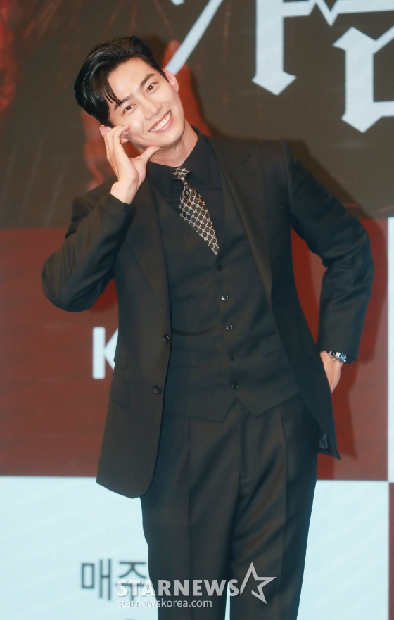 배우 옥택연이 26일 오후 서울 구로구 더 세인트에서 진행된 KBS 월화드라마 '가슴이 뛴다' 제작발표회에 참석해 포즈를 취하고 있다. 100년 중 하루 차이로 인간이 되지 못한 반인 뱀파이어 선우혈과 인간미라고는 찾아볼 수 없는 여자 주인해가 어쩌다 동거를 시작하며, 진정한 온기를 찾아가는 아찔한 목숨 담보 공생 로맨스 드라마 '가슴이 뛴다'는 오늘(26일) 첫 방송된다. /2023.06.26