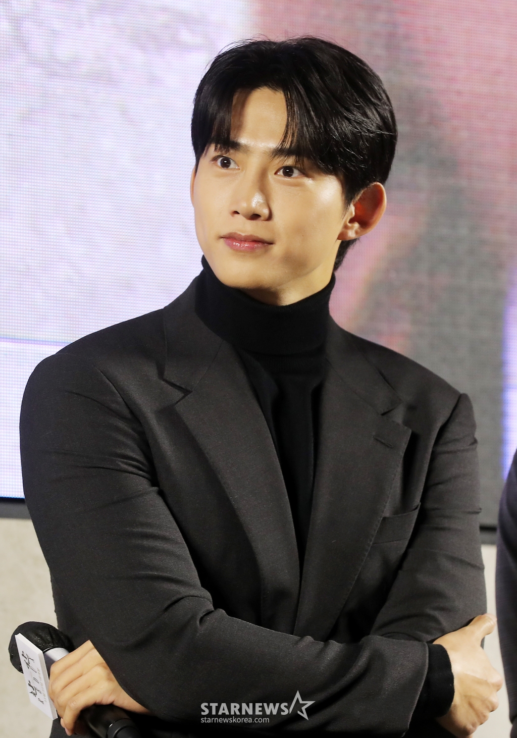배우 옥택연이 11일 오후 서울 송파구 롯데시네마 워드타워에서 열린 영화 '한산 리덕스' 웰컴백 쇼케이스에서 팬들을 바라보고 있다. '한산 리덕스'는 1592년 임진왜란 초기 조선의 운명을 건 해전을 앞둔 이순신 장군(박해일 분)의 고뇌와 전투에 임했던 이들의 못다한 이야기를 다룬다. 영화 '한산: 용의 출현'에서 21분 15초가 추가된 버전인 '한산 리덕스'에는 관객들의 호평과 요청에 힘입어 이순신 장군을 비롯한 다양한 인물들의 서사들과 함께 더욱 풍부한 한산해전 시퀀스들이 추가됐다. 2022.11.11