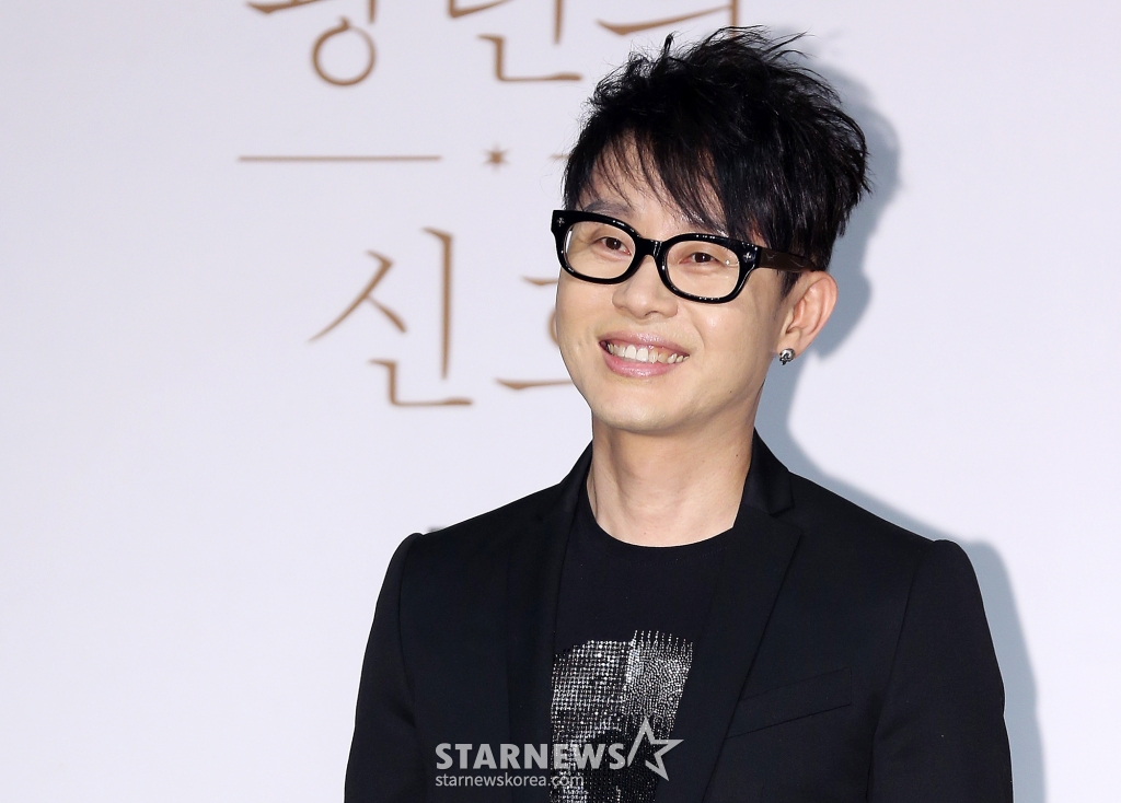 $ 가수 이승환이 서울 서대문구 이화여자대학교 삼성홀에서 진행된 정규 11집 앨범 '폴 투 플라이-후'(Fall to fly-後)' 발매 기념 기자간담회 및 쇼케이스 '10억 광년의 신호'에 참석해 포즈를 취하고 있다. /사진=hwijpg@(김휘선 인턴기자)