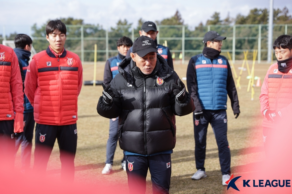 훈련 중 선수들에게 지시하는 김학범(가운데) 감독. /사진=한국프로축구연맹 제공