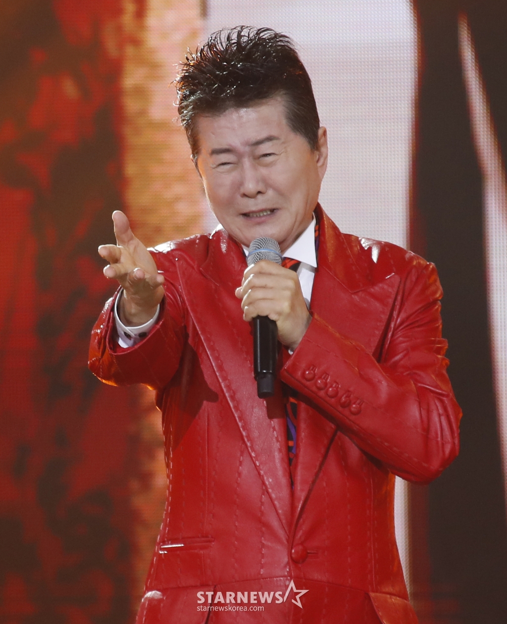 (서울=뉴스1) 권현진 기자 = 가수 태진아가 12일 오후 서울 마포구 상암동 SBS 프리즘타워에서 열린 '트롯뮤직어워즈 2024'에서 공연 도중 눈물을 흘리고 있다. 2024.4.12/뉴스1 Copyright (C) 뉴스1. All rights reserved. 무단 전재 및 재배포, AI학습 이용 금지. /사진=(서울=뉴스1) 권현진 기자
