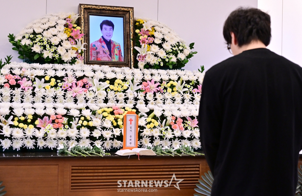심장마비로 별세한 '국민 트로트 가수' 故송대관(향년 78세)의 빈소가 7일 오후 서울 종로구 서울대학교병원 장례식장에 마련됐다. 발인은 9일 오전 11시, 장지는 서울추모공원. /사진공동취재단 2025.02.07 /사진=이동훈 photoguy@