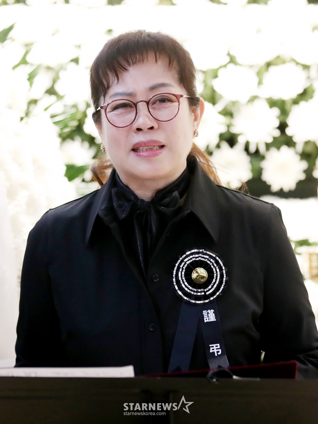 가수 이자연 11일 오전 서울 동작구 흑석동 중앙대학교병원 장례식장에서 엄수된 원로가수 고(故) 현미(본명 김명선) 영결식에서 조사를 낭독하고 있다. 고 현미는 지난 4일 오전 9시37분께 서울 용산구 이촌동 자택에 쓰러진 상태로 팬클럽 회장 김모씨에게 발견됐다. 이후 김씨의 신고로 인근 병원으로 옮겨졌으나 안타깝게 생을 마감했다. 향년 85세. 2023.04.11