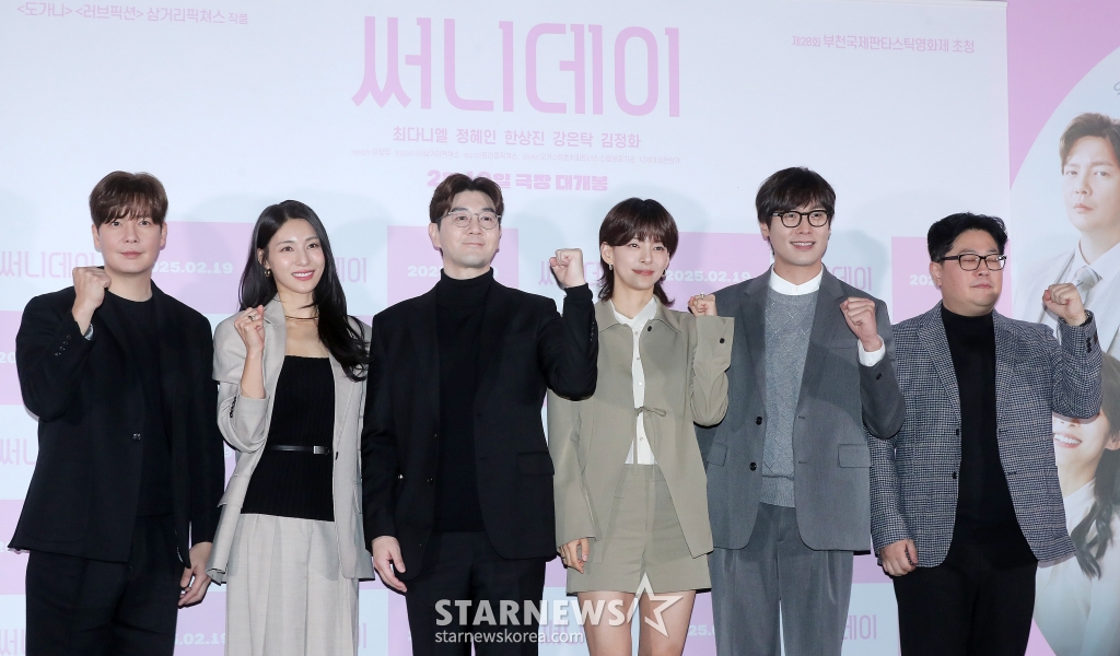 배우 강은탁, 김정화 , 한상진, 정혜인, 최다니엘, 이창무 감독이 7일 오후 서울 용산구 아이파크몰 CGV에서 진행된 영화 '써니데이' 언론시사회 및 기자간담회에 참석해 포즈를 취하고 있다. '써니데이'는 이혼 소송 후 고향 완도로 돌아온 슈퍼스타 오선희(정혜인)가 첫사랑 조동필(최다니엘)과 고향 친구들을 만나 서로에게 새 출발의 용기를 주는 리스타트 해피 무비다. 오는 19일 개봉. 2025.02.07 /사진=김창현 chmt@