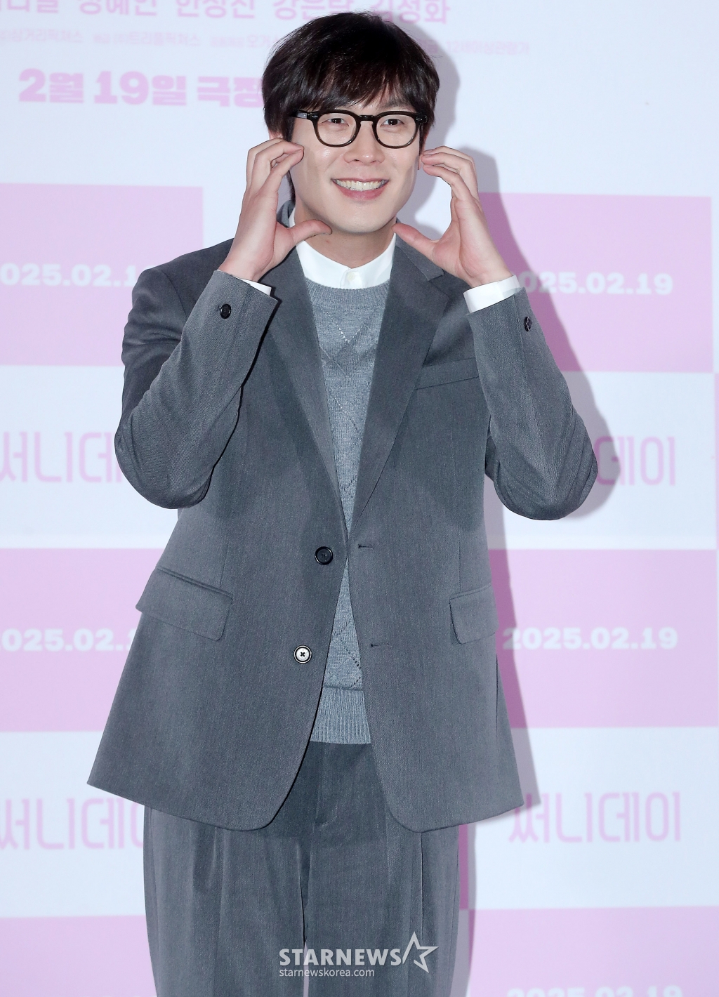 배우 최다니엘이 7일 오후 서울 용산구 아이파크몰 CGV에서 진행된 영화 '써니데이' 언론시사회 및 기자간담회에 참석해 포즈를 취하고 있다. '써니데이'는 이혼 소송 후 고향 완도로 돌아온 슈퍼스타 오선희(정혜인)가 첫사랑 조동필(최다니엘)과 고향 친구들을 만나 서로에게 새 출발의 용기를 주는 리스타트 해피 무비다. 오는 19일 개봉. 2025.02.07 /사진=김창현 chmt@