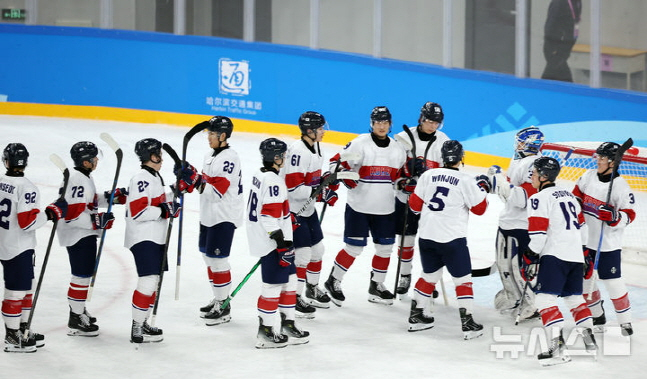 한국 아이스하키 대표팀이 7일 2025 하얼빈 동계 아시안게임 조별리그 A조 3차전에서 일본에 역전승을 거두고 기뻐하고 있다. /사진=뉴시스