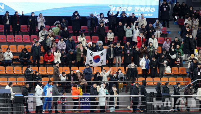 한국 응원단이 한일전에서 선수단에 힘을 보태고 있다. /사진=뉴시스
