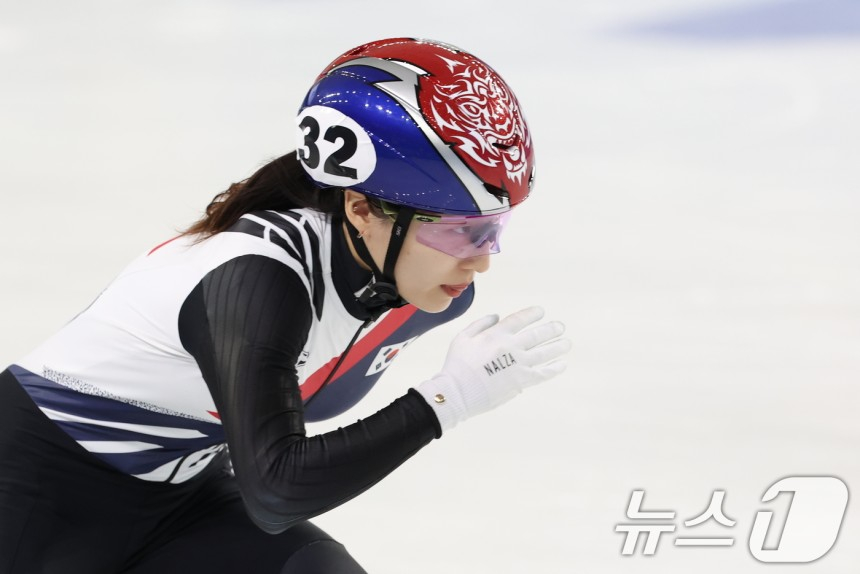 지난 7일 중국 헤이룽장성 하얼빈 빙상훈련센터 다목적홀에서 열린 하얼빈 동계아시안게임 쇼트트랙 혼성 2000m 계주 준결승에서 최민정이 역주하고 있다. /사진=뉴스1