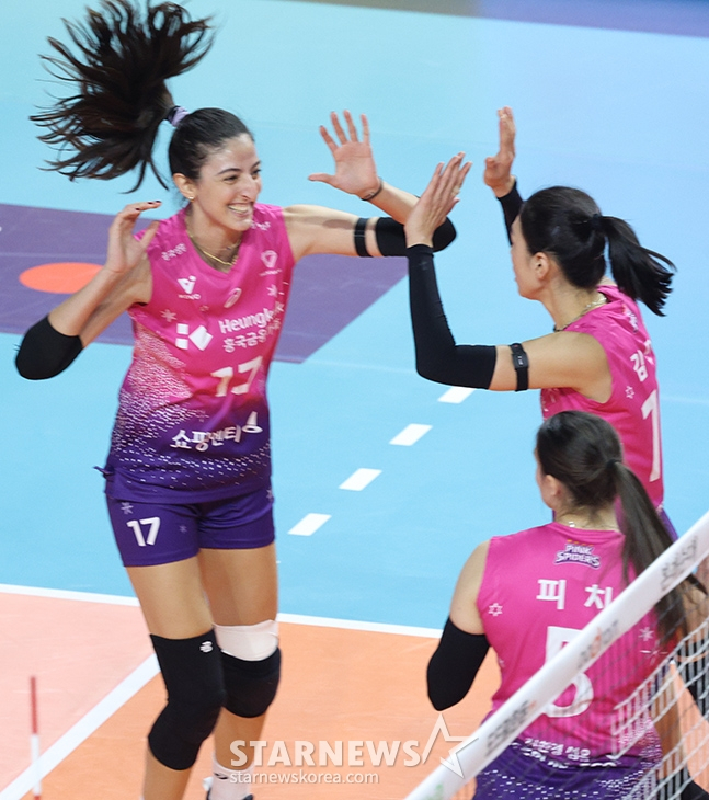 '도드람 2024-2025 V리그' 여자부 정관장-흥국생명전이 17일 인천삼산월드체육관에서 열렸다. 흥국생명 투크쿠가 결정적인 공격을 성공시킨 후 김연경과 기뻐하고 있다. /사진=김진경 대기자