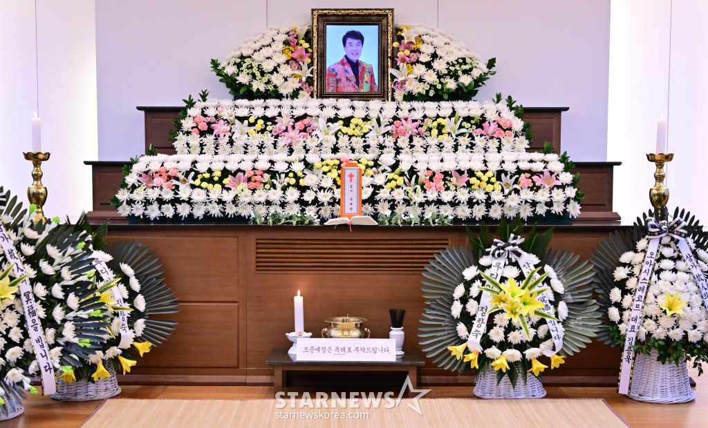 심장마비로 별세한 '국민 트로트 가수' 故송대관(향년 78세)의 빈소가 7일 오후 서울 종로구 서울대학교병원 장례식장에 마련됐다. 발인은 9일 오전 11시, 장지는 서울추모공원. /사진공동취재단 2025.02.07 /사진=이동훈 photoguy@