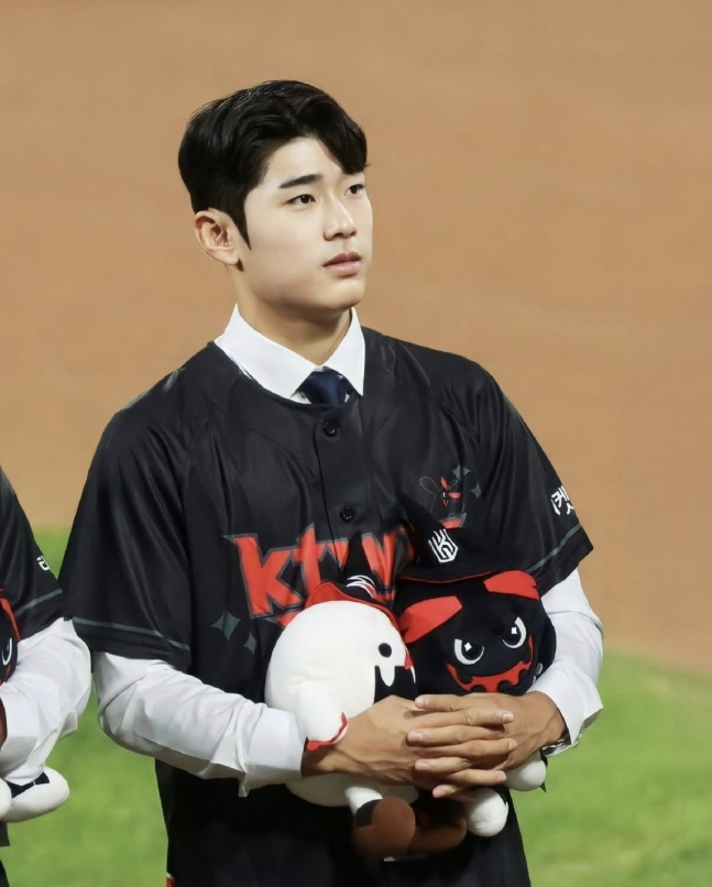 KT 신호준이 2024 신인선수 입단식에서 유니폼을 입고 팬들을 바라보고 있다. /사진=신호준 SNS 갈무리