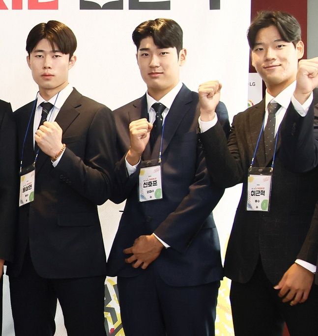 KT 신호준(가운데)이 2024 신인선수 입단식에서 다른 신인들과 포즈를 취하고 있다. /사진=KT 위즈 제공