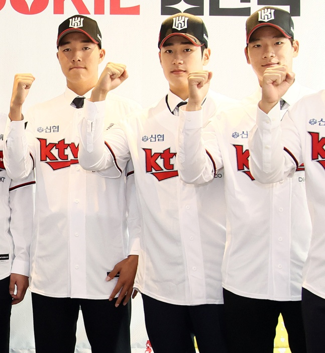 KT 신호준(가운데)이 2024 신인선수 입단식에서 다른 신인들과 포즈를 취하고 있다. /사진=KT 위즈 제공