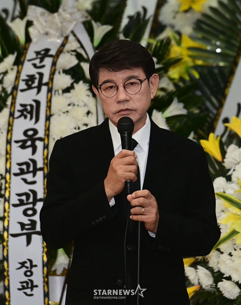 가수 설운도가 9일 오전 서울 종로구 서울대학교병원 장례식장에서 엄수된 '국민 트로트 가수' 故송대관의 발인제에서 추도사를 하고 있다. /2025.02.09 /사진=이동훈 photoguy@