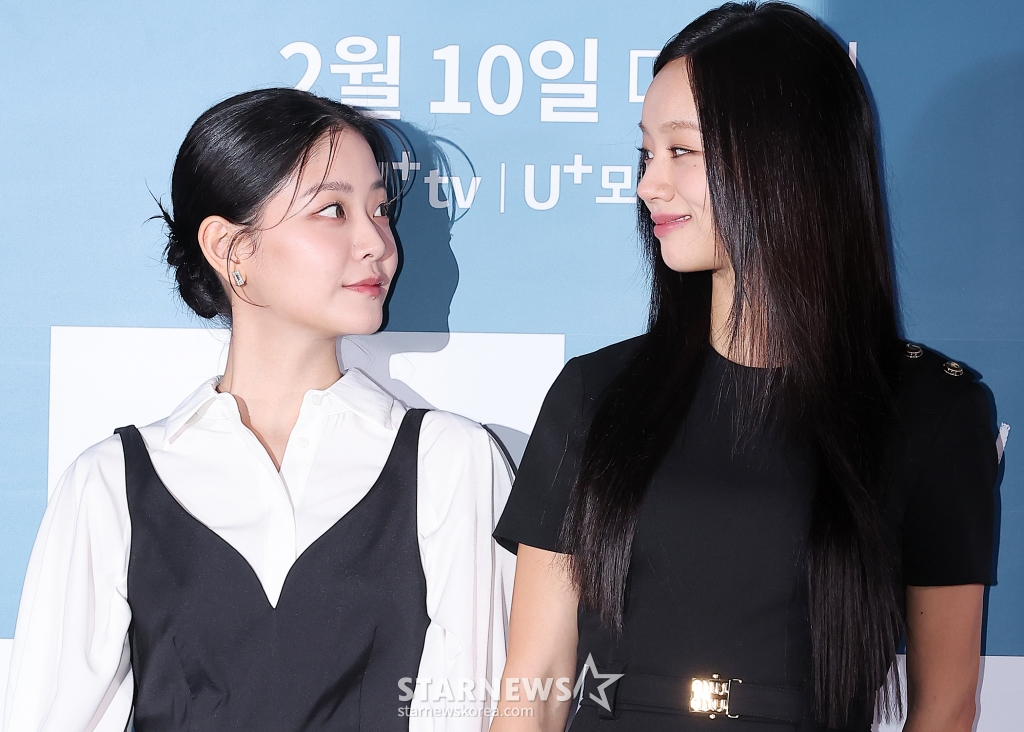 (서울=뉴스1) 김진환 기자 = 배우 정수빈과 이혜리(오른쪽)이 6일 서울 용산구 CGV 용산아이파크몰에서 열린 STUDIO X+U 드라마 '선의의 경쟁' 언론시사회에 참석해 포즈를 취하고 있다.   '선의의 경쟁'은 살벌한 입시 경쟁이 벌어지는 대한민국 상위 1% 채화여고에 전학 온 ‘슬기’에게 각자의 욕망을 드러내는 친구들, 그리고 수능 출제 위원이었던 아버지의 의문사를 둘러싼 미스터리 걸스릴러로 오는 10일 U+tv와 U+모바일tv를 통해 공개된다. 2025.2.6/뉴스1  Copyright (C) 뉴스1. All rights reserved. 무단 전재 및 재배포,  AI학습 이용 금지. /사진=(서울=뉴스1) 김진환 기자