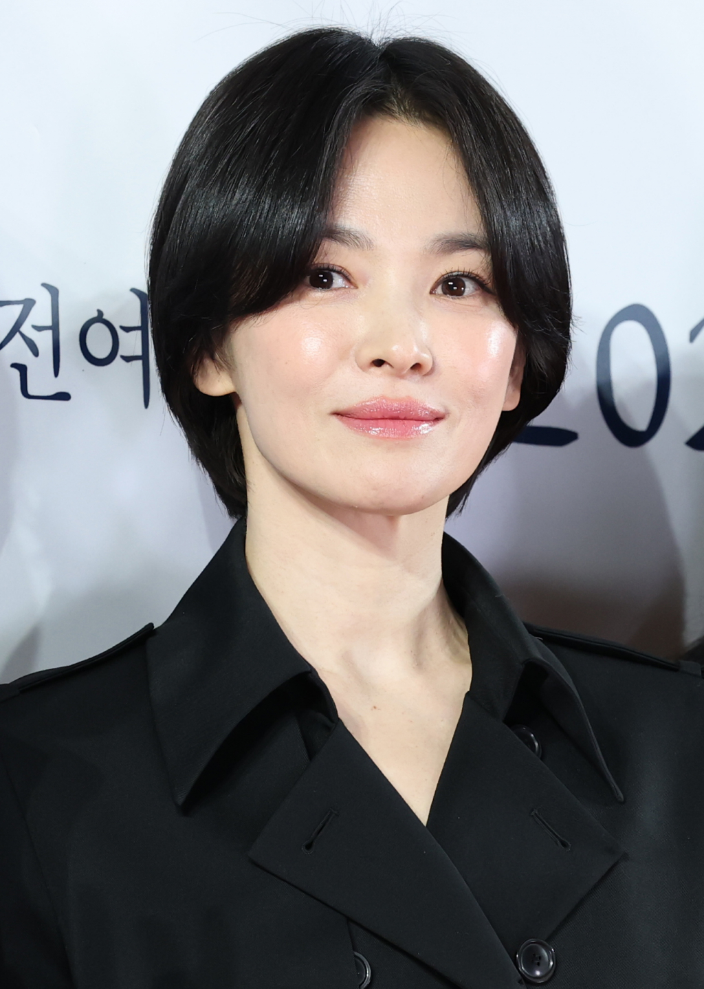 (서울=뉴스1) 권현진 기자 = 배우 송혜교가 21일 서울 송파구 롯데시네마 월드타워점에서 열린 영화 '검은 수녀들'(감독 권혁재) VIP 시사회에서 포즈를 취하고 있다. '검은 수녀들'은 강력한 악령에 사로잡힌 소년을 구하기 위해 금지된 의식에 나서는 사람들의 이야기를 그린 영화다. 2025.1.21/뉴스1 Copyright (C) 뉴스1. All rights reserved. 무단 전재 및 재배포, AI학습 이용 금지. /사진=(서울=뉴스1) 권현진 기자