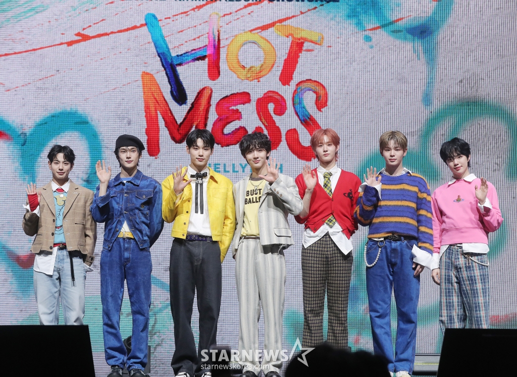 그룹 이븐(EVNNE)이 10일 오후 서울 광진구 예스24 라이브홀에서 진행된 네 번째 미니 앨범 'HOT MESS' 발매 기념 쇼케이스에 참석해 포즈를 취하고 있다. 이븐의 이번 앨범 타이틀곡 'HOT MESS'는 혼란스러운 감정을 느낄 때 당장 해답을 찾기보다는 순간에 빠져들겠다는 각오를 담은 곡이다. 2025.02.10 /사진=김창현 chmt@