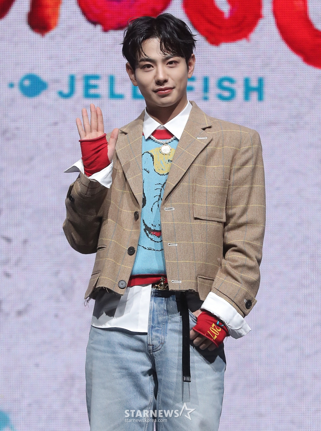 그룹 이븐(EVNNE) 케이타가 10일 오후 서울 광진구 예스24 라이브홀에서 진행된 네 번째 미니 앨범 'HOT MESS' 발매 기념 쇼케이스에 참석해 포즈를 취하고 있다. 이븐의 이번 앨범 타이틀곡 'HOT MESS'는 혼란스러운 감정을 느낄 때 당장 해답을 찾기보다는 순간에 빠져들겠다는 각오를 담은 곡이다. 2025.02.10 /사진=김창현 chmt@