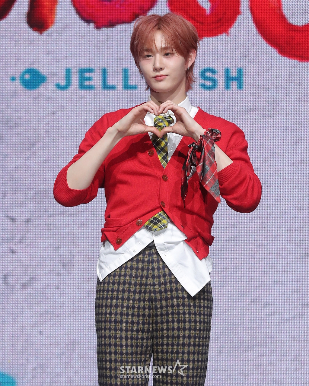 그룹 이븐(EVNNE) 지윤서가 10일 오후 서울 광진구 예스24 라이브홀에서 진행된 네 번째 미니 앨범 'HOT MESS' 발매 기념 쇼케이스에 참석해 포즈를 취하고 있다. 이븐의 이번 앨범 타이틀곡 'HOT MESS'는 혼란스러운 감정을 느낄 때 당장 해답을 찾기보다는 순간에 빠져들겠다는 각오를 담은 곡이다. 2025.02.10 /사진=김창현 chmt@