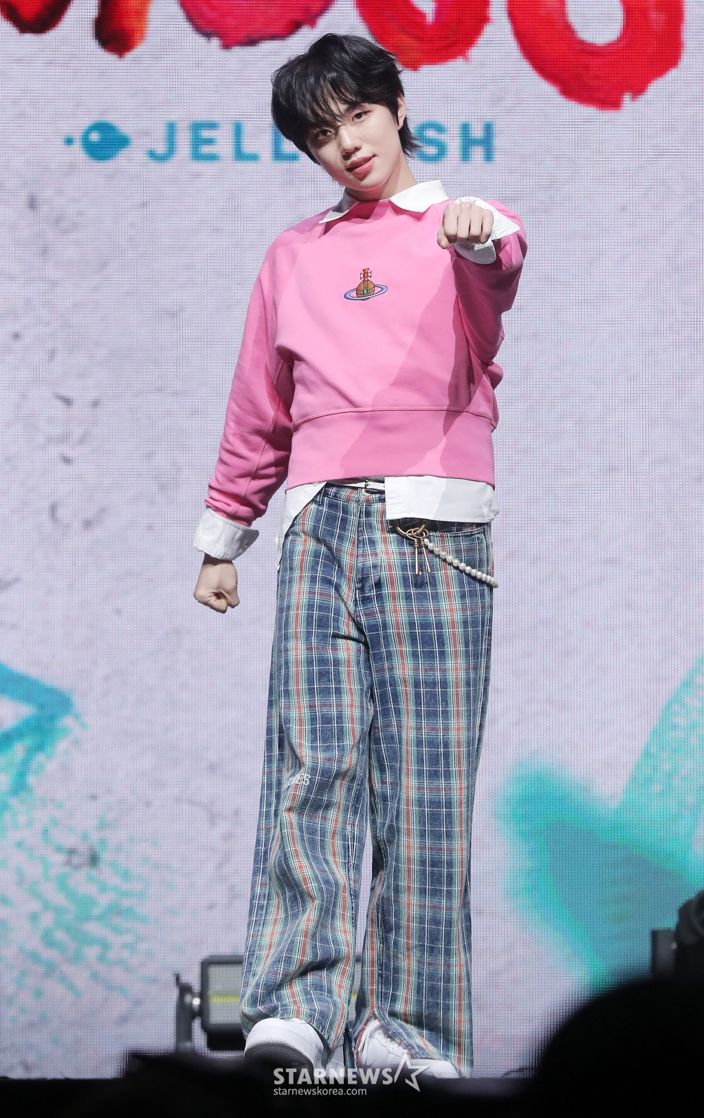그룹 이븐(EVNNE) 박지후가 10일 오후 서울 광진구 예스24 라이브홀에서 진행된 네 번째 미니 앨범 'HOT MESS' 발매 기념 쇼케이스에 참석해 포즈를 취하고 있다. 이븐의 이번 앨범 타이틀곡 'HOT MESS'는 혼란스러운 감정을 느낄 때 당장 해답을 찾기보다는 순간에 빠져들겠다는 각오를 담은 곡이다. 2025.02.10 /사진=김창현 chmt@