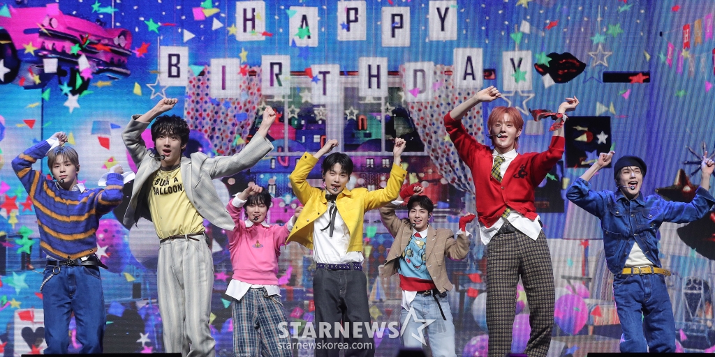 그룹 이븐(EVNNE)이 10일 오후 서울 광진구 예스24 라이브홀에서 진행된 네 번째 미니 앨범 'HOT MESS' 발매 기념 쇼케이스에 참석해 멋진 무대를 선보이고 있다. 이븐의 이번 앨범 타이틀곡 'HOT MESS'는 혼란스러운 감정을 느낄 때 당장 해답을 찾기보다는 순간에 빠져들겠다는 각오를 담은 곡이다. 2025.02.10 /사진=김창현 chmt@