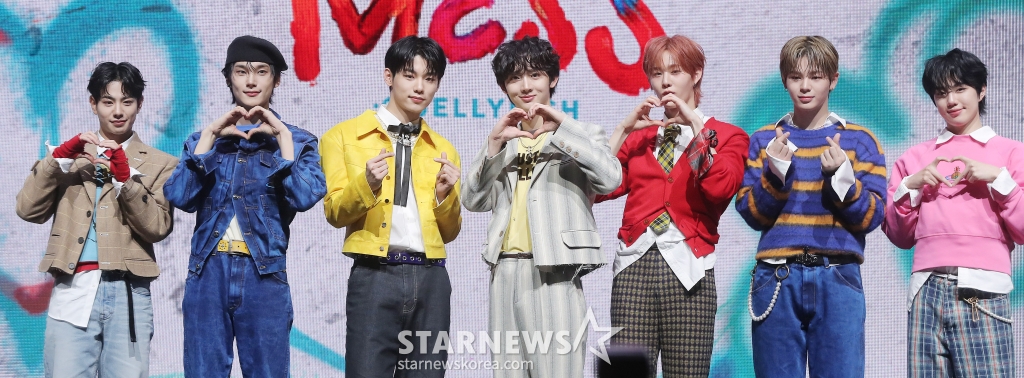 그룹 이븐(EVNNE)이 10일 오후 서울 광진구 예스24 라이브홀에서 진행된 네 번째 미니 앨범 'HOT MESS' 발매 기념 쇼케이스에 참석해 포즈를 취하고 있다. 이븐의 이번 앨범 타이틀곡 'HOT MESS'는 혼란스러운 감정을 느낄 때 당장 해답을 찾기보다는 순간에 빠져들겠다는 각오를 담은 곡이다. 2025.02.10 /사진=김창현 chmt@