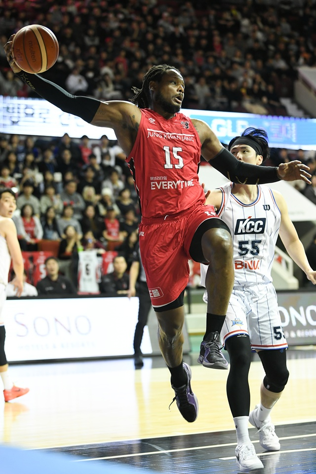 경기에 집중하는 디온테 버튼(왼쪽). /사진=KBL 제공
