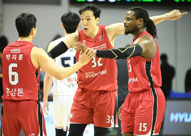 기뻐하는 정관장 선수들. 사진=KBL 제공