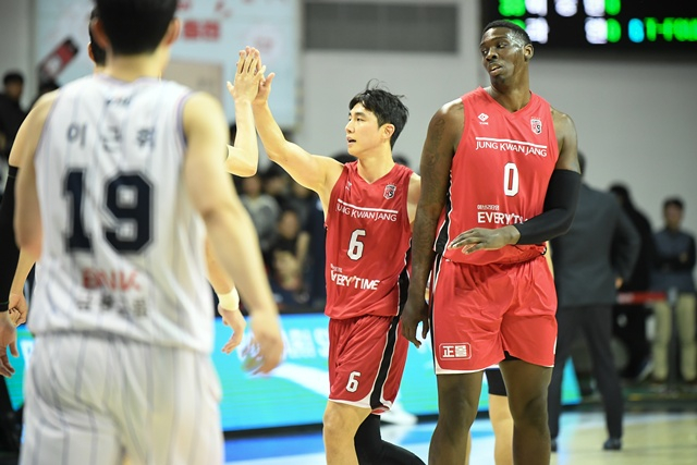 동료 격려하는 정관장(가운데). /사진=KBL 제공