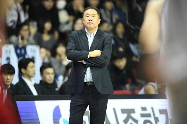 경기를 지켜보는 전창진 부산 KCC 감독. /사진=KBL 제공
