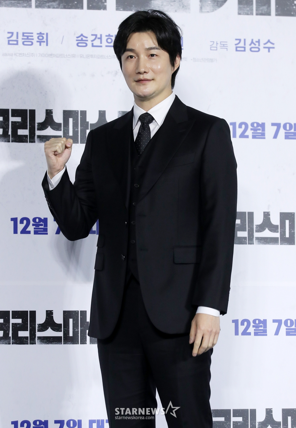 배우 허동원이 9일 오전 서울 광진구 롯데시네마 건대입구점에서 열린 영화 '크리스마스 캐럴' 제작보고회에 참석해 포즈를 취하고 있다. '크리스마스 캐럴'은 쌍둥이 동생 ‘월우’가 죽은 후, 복수를 위해 스스로 소년원에 들어간 형 ‘일우’가 소년원 패거리와 잔혹한 대결을 펼치는 액션 스릴러다. 12월 7일 개봉. 2022.11.09