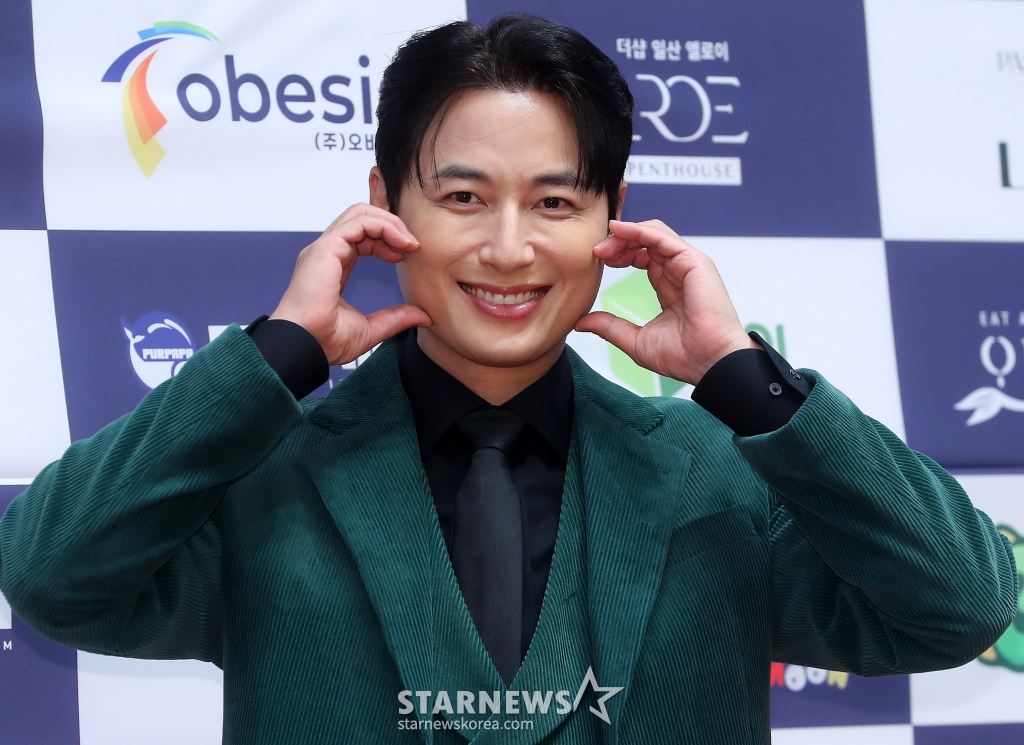 가수 겸 뮤지컬배우 이지훈이 23일 오후 서울 강남구 논현동 엘리에나 호텔에서 진행된 '제13회 대한민국을 빛낸 10인 대상 시상식'에 참석해 포즈를 취하고 있다. 2024.12,23 /사진=김창현 chmt@