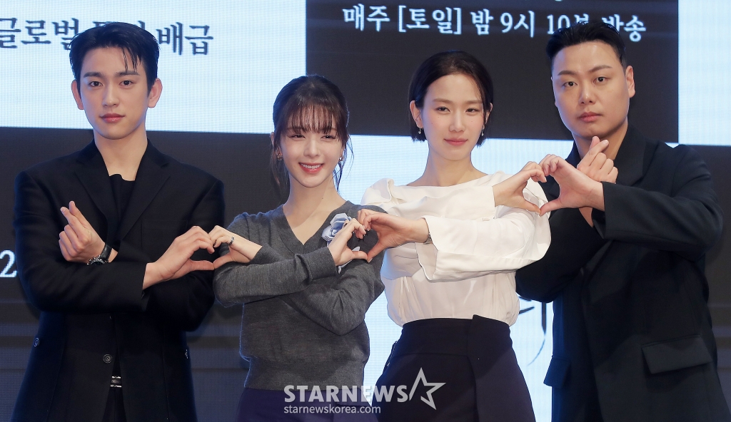 배우 박진영, 노정의, 장희령, 임재혁이 11일 오전 서울 구로구 더 세인트웨딩에서 진행된 채널A 주말드라마 '마녀' 제작발표회에 참석해 포즈를 취하고 있다. '마녀'는 마녀라 불리는 여자를 둘러싼 불운의 법칙을 깨고자 하는 남자 동진(박진영 분)과 비극의 씨앗이 되어 세상으로부터 스스로를 단절한 여자 미정(노정의 분)이 포기하지 않는 여정 끝에 서로의 구원이 되는 미스터리 로맨스를 그려냈다. 오는 15일 첫 방송. 2025.02.11 /사진=김창현 chmt@