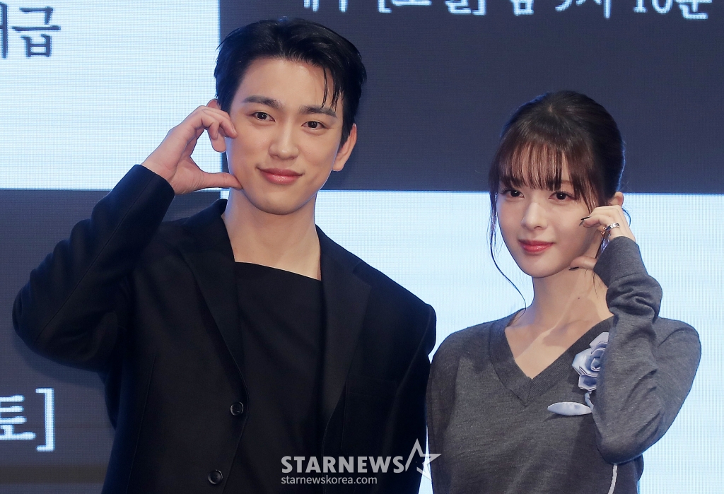 배우 박진영, 노정의가 11일 오전 서울 구로구 더 세인트웨딩에서 진행된 채널A 주말드라마 '마녀' 제작발표회에 참석해 포즈를 취하고 있다. '마녀'는 마녀라 불리는 여자를 둘러싼 불운의 법칙을 깨고자 하는 남자 동진(박진영 분)과 비극의 씨앗이 되어 세상으로부터 스스로를 단절한 여자 미정(노정의 분)이 포기하지 않는 여정 끝에 서로의 구원이 되는 미스터리 로맨스를 그려냈다. 오는 15일 첫 방송. 2025.02.11 /사진=김창현 chmt@