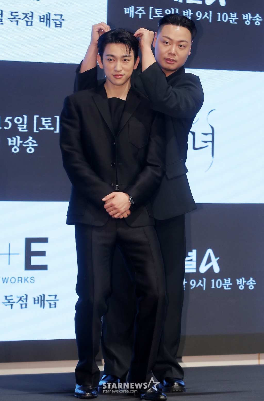 배우 박진영, 임재혁이 11일 오전 서울 구로구 더 세인트웨딩에서 진행된 채널A 주말드라마 '마녀' 제작발표회에 참석해 포즈를 취하고 있다. '마녀'는 마녀라 불리는 여자를 둘러싼 불운의 법칙을 깨고자 하는 남자 동진(박진영 분)과 비극의 씨앗이 되어 세상으로부터 스스로를 단절한 여자 미정(노정의 분)이 포기하지 않는 여정 끝에 서로의 구원이 되는 미스터리 로맨스를 그려냈다. 오는 15일 첫 방송. 2025.02.11 /사진=김창현 chmt@