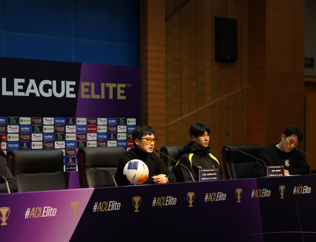 이정효(가운데) 감독. /사진=광주FC 제공