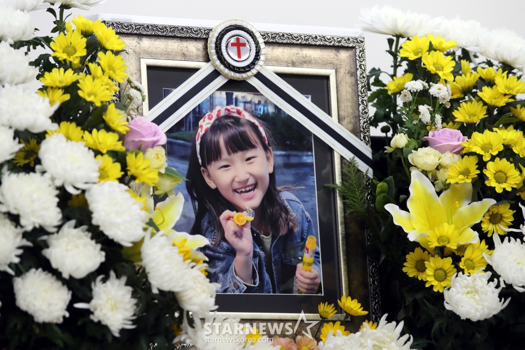 (대전=뉴스1) 김기태 기자 = 11일 교사가 휘두른 흉기에 찔려 숨진 김하늘 양의 빈소가 대전 서구 건양대병원 장례식장 빈소에 김양의 영정사진이 놓여 있다. 2025.2.11/뉴스1 Copyright (C) 뉴스1. All rights reserved. 무단 전재 및 재배포, AI학습 이용 금지. /사진=(대전=뉴스1) 김기태 기자