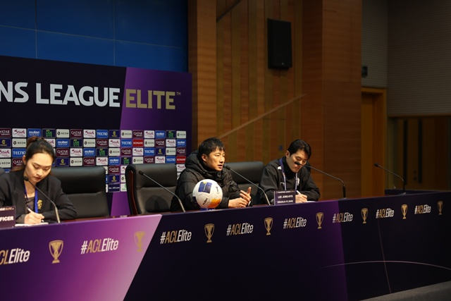 기자회견 질문에 답하는 이정효 광주 감독(가운데). /사진=한국프로축구연맹 제공