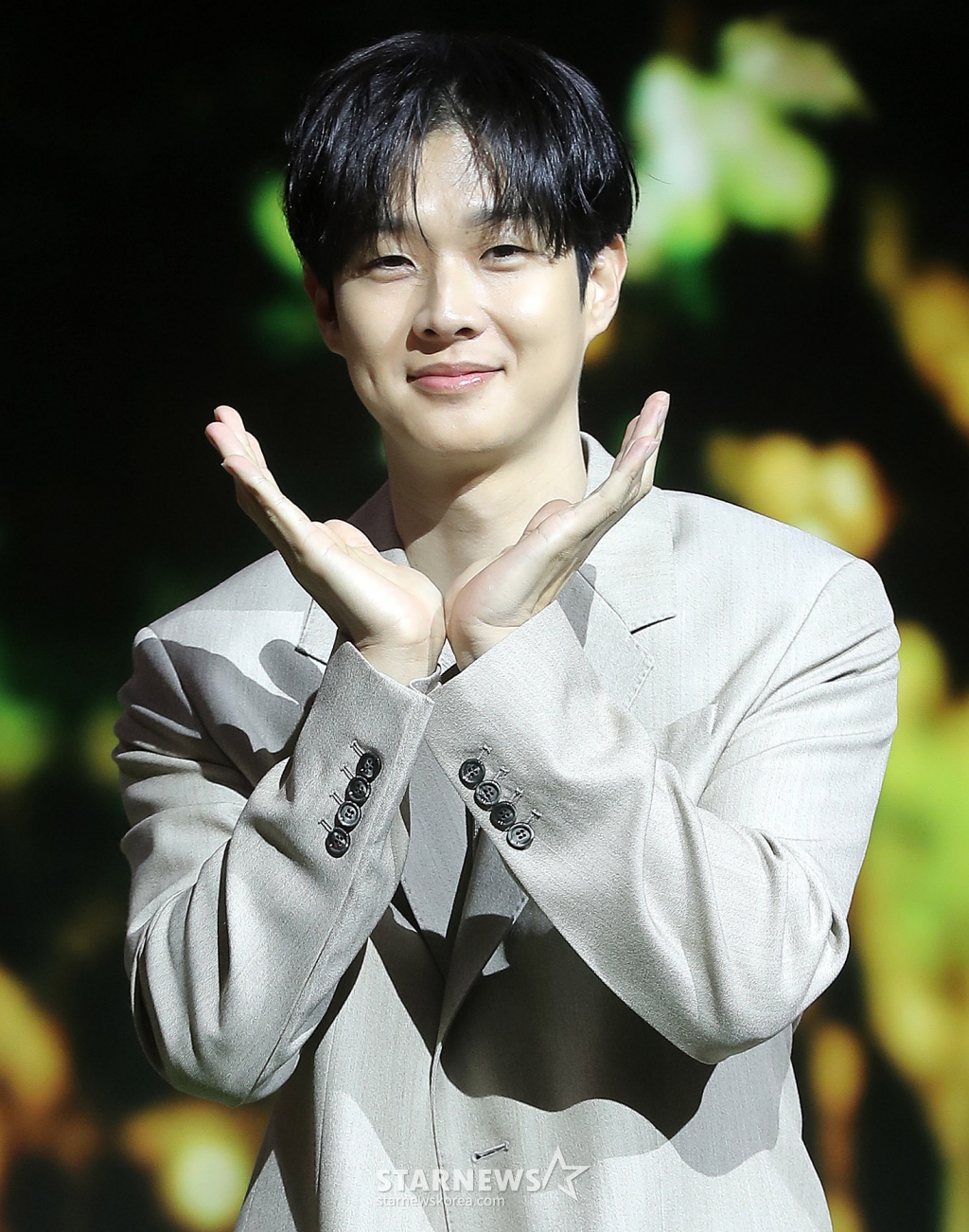 배우 최우식이 12일 오전 서울 종로구 JW메리어트 동대문 스퀘어 서울에서 진행된 넷플릭스 시리즈 '멜로 무비' 제작발표회에 참석해 포즈를 취하고 있다. '멜로무비'는 사랑도 하고 싶고 꿈도 이루고 싶은 애매한 청춘들이 서로를 발견하고 영감이 되어주며 각자의 트라우마를 이겨내는 영화 같은 시간을 그린 로맨스. 오는 14일 공개. 2025.02.12 /사진=김창현 chmt@