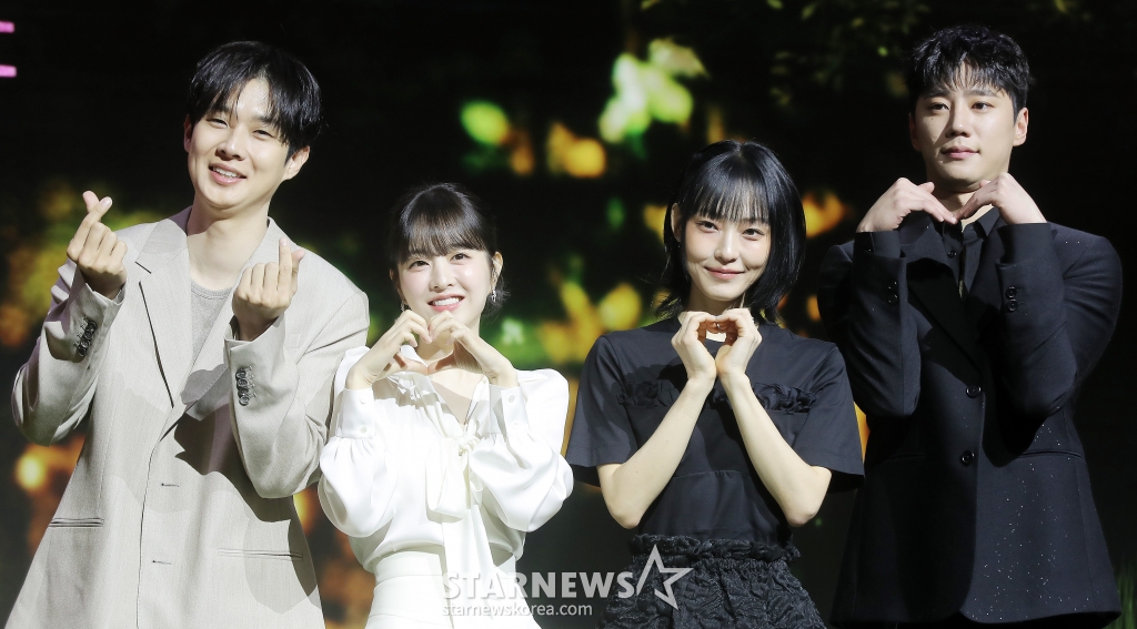 배우 최우식, 박보영 전소니, 이준영이 12일 오전 서울 종로구 JW메리어트 동대문 스퀘어 서울에서 진행된 넷플릭스 시리즈 '멜로 무비' 제작발표회에 참석해 포즈를 취하고 있다. '멜로무비'는 사랑도 하고 싶고 꿈도 이루고 싶은 애매한 청춘들이 서로를 발견하고 영감이 되어주며 각자의 트라우마를 이겨내는 영화 같은 시간을 그린 로맨스. 오는 14일 공개. 2025.02.12 /사진=김창현 chmt@