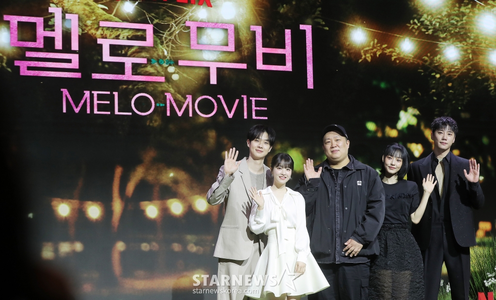 오충환 감독(가운데), 배우 최우식, 박보영 전소니, 이준영이 12일 오전 서울 종로구 JW메리어트 동대문 스퀘어 서울에서 진행된 넷플릭스 시리즈 '멜로 무비' 제작발표회에 참석해 포즈를 취하고 있다. '멜로무비'는 사랑도 하고 싶고 꿈도 이루고 싶은 애매한 청춘들이 서로를 발견하고 영감이 되어주며 각자의 트라우마를 이겨내는 영화 같은 시간을 그린 로맨스. 오는 14일 공개. 2025.02.12 /사진=김창현 chmt@