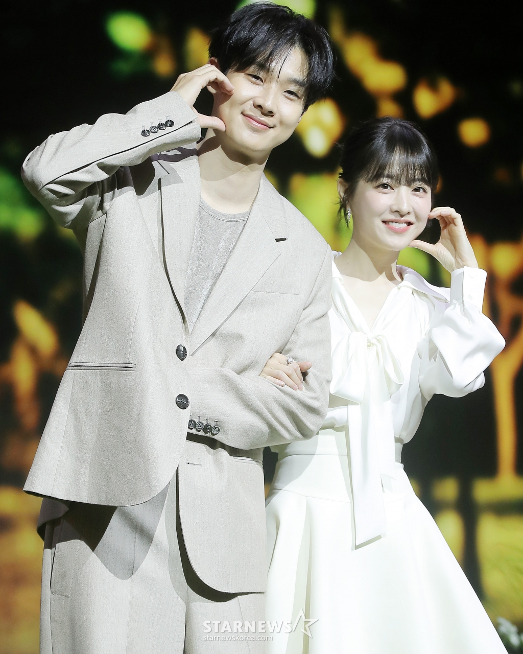 배우 최우식, 박보영이 12일 오전 서울 종로구 JW메리어트 동대문 스퀘어 서울에서 진행된 넷플릭스 시리즈 '멜로 무비' 제작발표회에 참석해 포즈를 취하고 있다. '멜로무비'는 사랑도 하고 싶고 꿈도 이루고 싶은 애매한 청춘들이 서로를 발견하고 영감이 되어주며 각자의 트라우마를 이겨내는 영화 같은 시간을 그린 로맨스. 오는 14일 공개. 2025.02.12 /사진=김창현 chmt@
