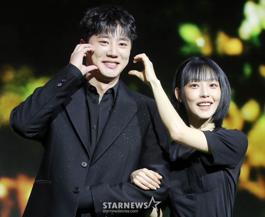 배우 이준영, 전소니가 12일 오전 서울 종로구 JW메리어트 동대문 스퀘어 서울에서 진행된 넷플릭스 시리즈 '멜로 무비' 제작발표회에 참석해 포즈를 취하고 있다. '멜로무비'는 사랑도 하고 싶고 꿈도 이루고 싶은 애매한 청춘들이 서로를 발견하고 영감이 되어주며 각자의 트라우마를 이겨내는 영화 같은 시간을 그린 로맨스. 오는 14일 공개. 2025.02.12 /사진=김창현 chmt@
