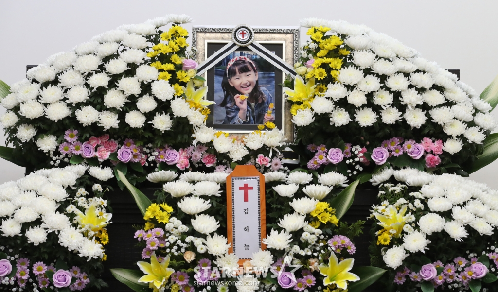 (대전=뉴스1) 김기태 기자 = 11일 교사가 휘두른 흉기에 찔려 숨진 김하늘 양의 빈소가 대전 서구 건양대병원 장례식장 빈소에 김양의 영정사진이 놓여 있다.2025.2.11/뉴스1 Copyright (C) 뉴스1. All rights reserved. 무단 전재 및 재배포, AI학습 이용 금지. /사진=(대전=뉴스1) 김기태 기자