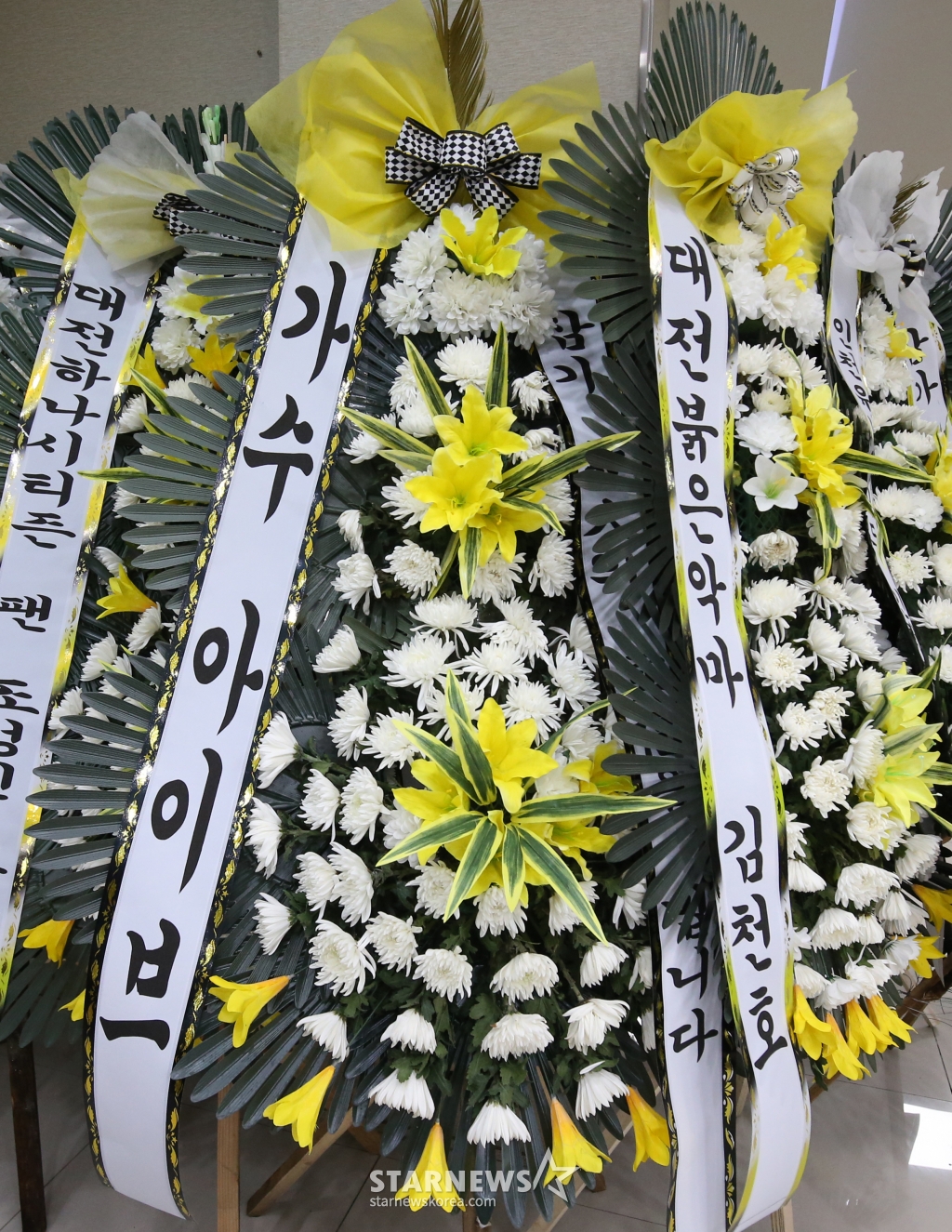 (대전=뉴스1) 김기태 기자 = 대전에서 학교 교사가 휘두른 흉기에 찔려 숨진 김하늘양의 빈소에 걸그룹 '아이브'가 보낸 근조화환이 놓여 있다. 김양의 아버지는 인터뷰중 "하늘이 꿈이 장원영이었다" 밝힌 바 있다. 2025.2.12/뉴스1 Copyright (C) 뉴스1. All rights reserved. 무단 전재 및 재배포, AI학습 이용 금지. /사진=(대전=뉴스1) 김기태 기자
